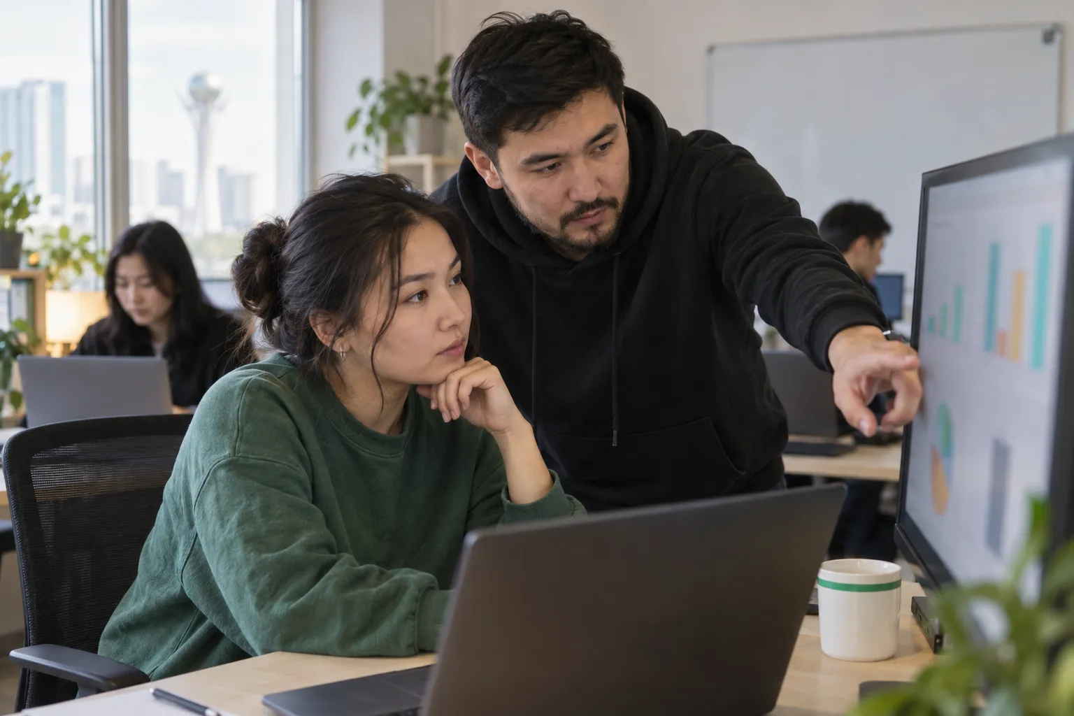 Преподаватель и студентка разбирают графики модели машинного обучения