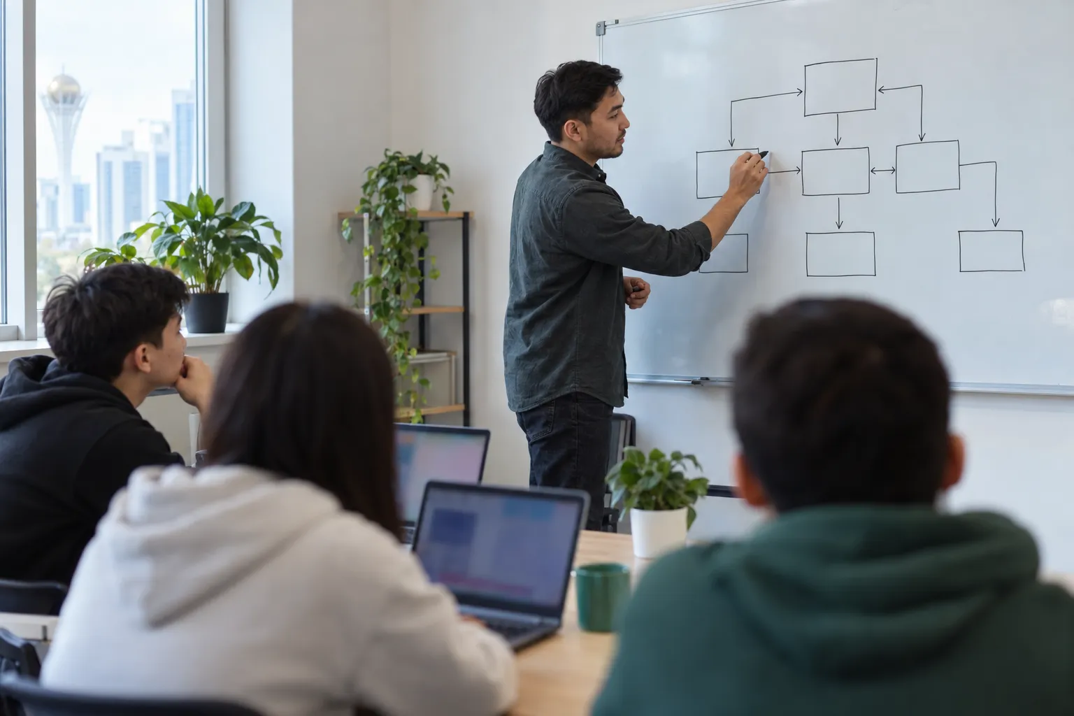 Преподаватель объясняет архитектуру приложения на курсе Java