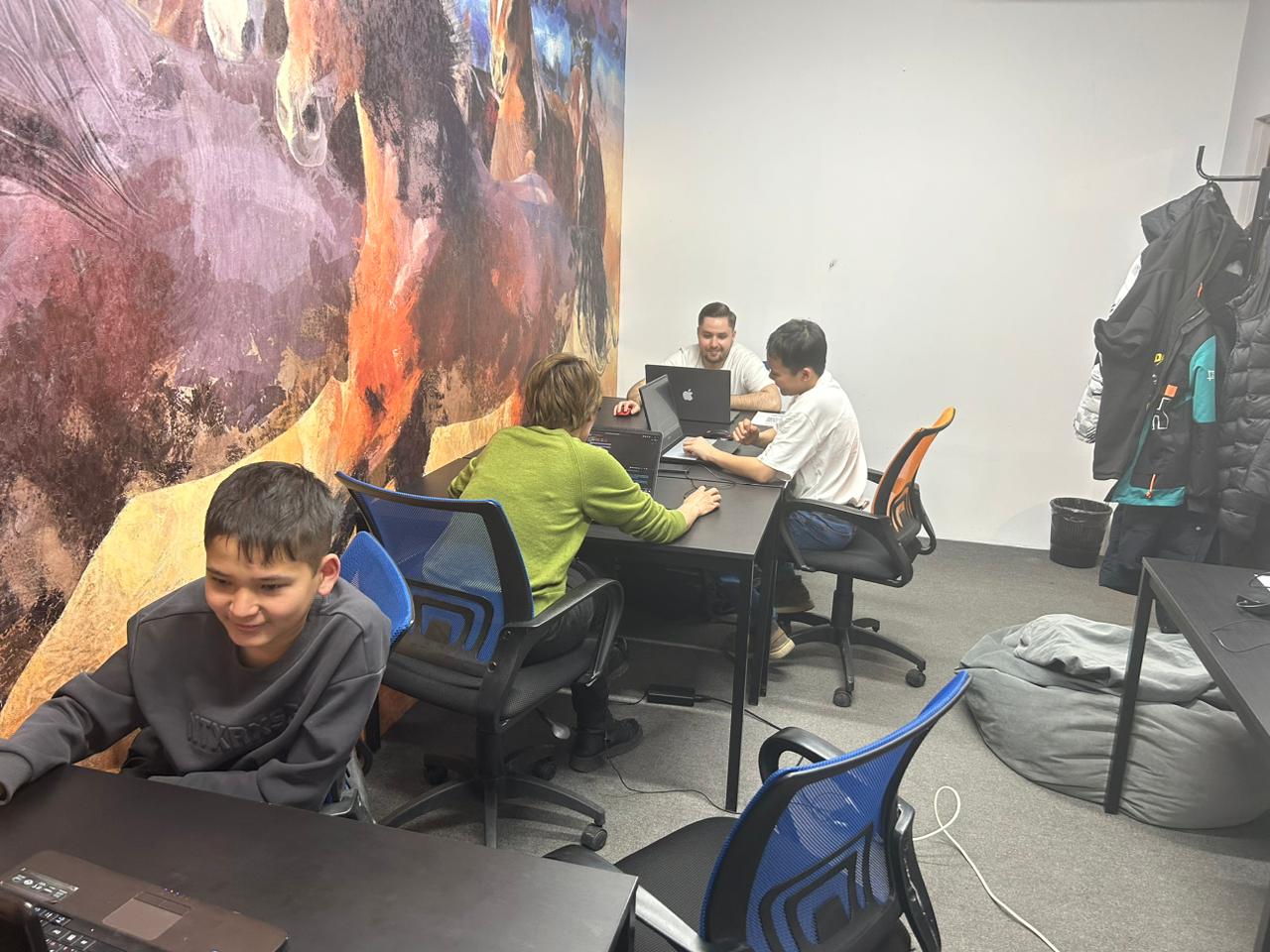 Ученики на занятии в Мол Айти